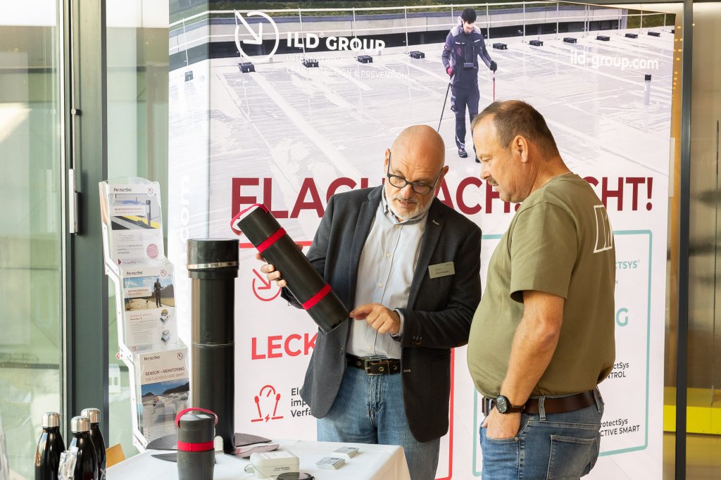 Klaus Burger, Geschäftsführer der ILD erklärt Monitoring Systeme für Flachdachüberwachung.