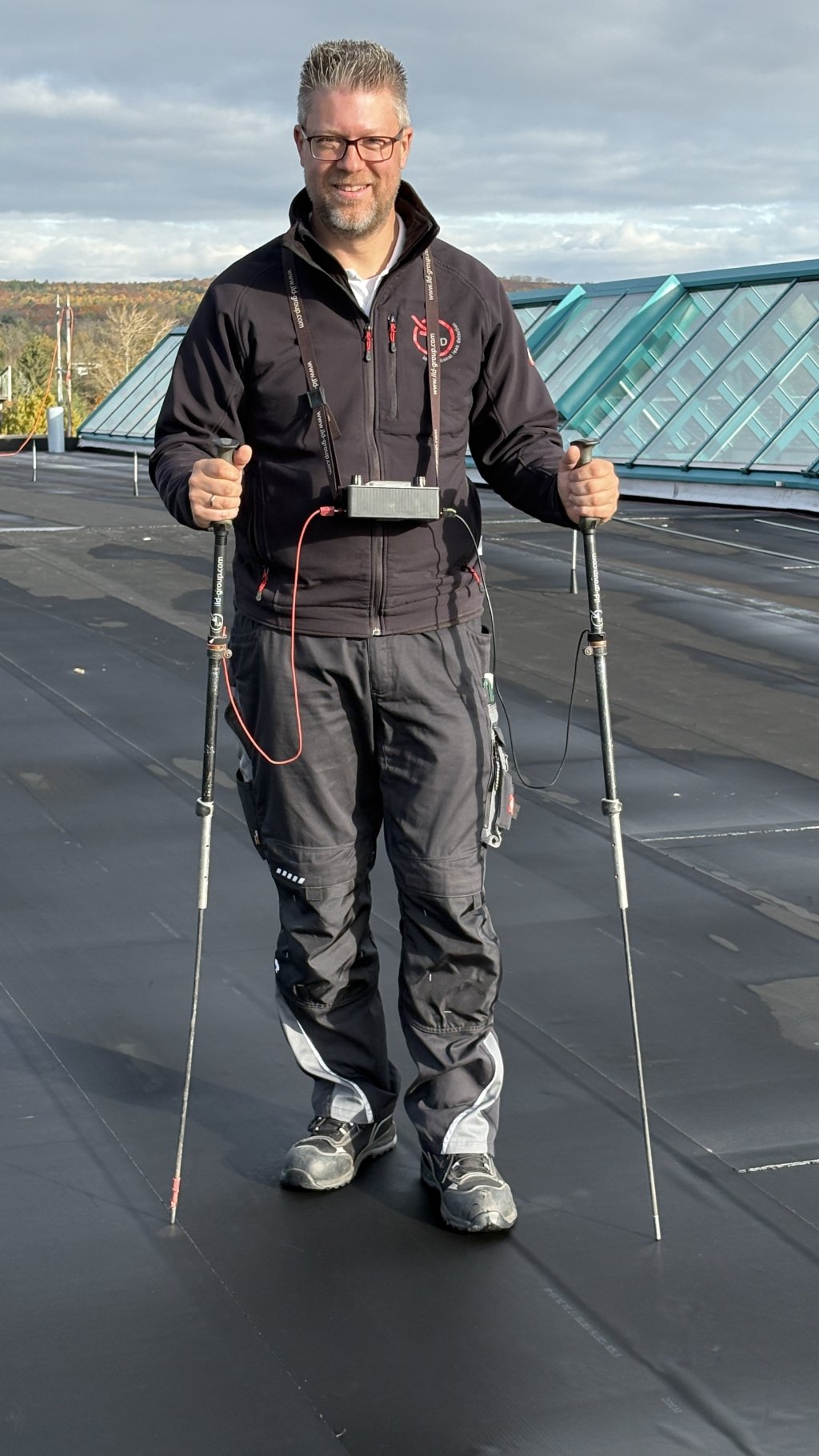 Ein Messtechniker mit Messsonden bei der EFVM Messung.