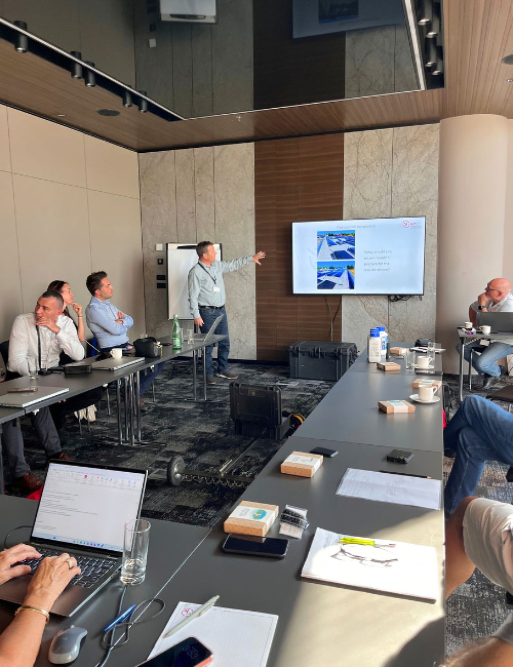 ILD Group international beim Treffen, Klaus Holm h&auml;lt einen Vortrag &uuml;ber die Flachdach-Leckageortung bei PV-Anlagen.