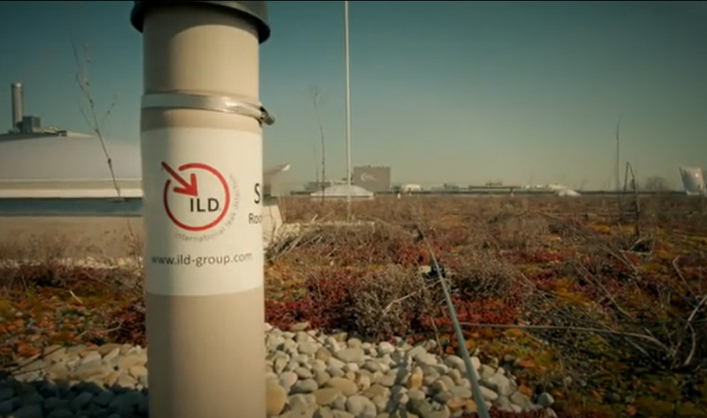 Ein Monitoring Sensor auf einem begr&uuml;nten Flachdach.