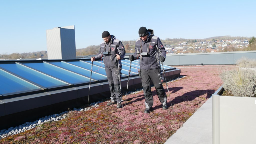 Zwei Messtechniker bei der Flachdach Dichtigkeitspr&uuml;fung mit EFVM.