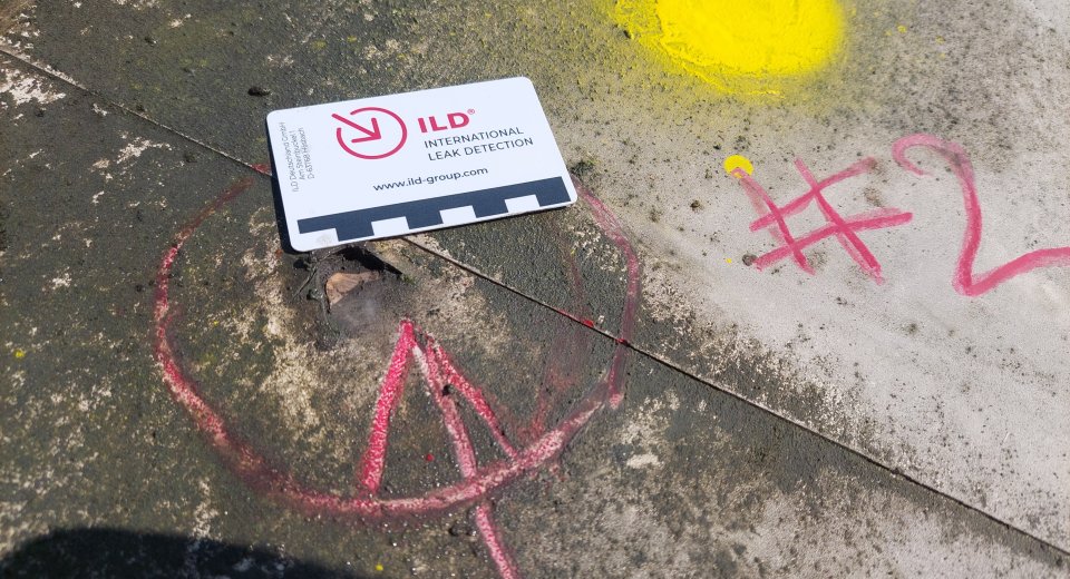 Eine undichte Stelle im Flachdach kann schnell hohe Folgekosten verursachen. Erfahren Sie, welche Faktoren die Kosten einer Flachdach-Leckortung beeinflussen und warum schnelles Handeln sinnvoll ist.