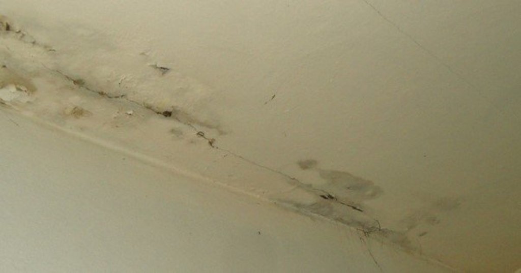 Wasserfleck an einer Decke.