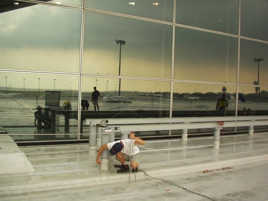 Techniker mit Messsonden bei leckageortung Chek lap Airport.