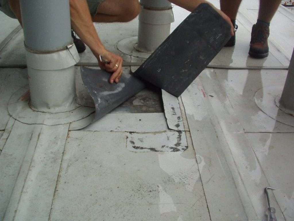 Gefundene Besch&auml;digung bei der Flachdach-Leckortung.