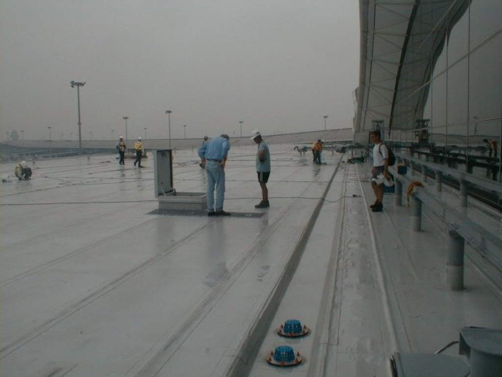 Team von Messtechnikern in Hongkong bei der Flachdach Leckageortung.