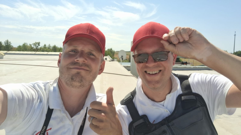 Zwei Techniker der ILD bei der Flachdach Leckageortung.