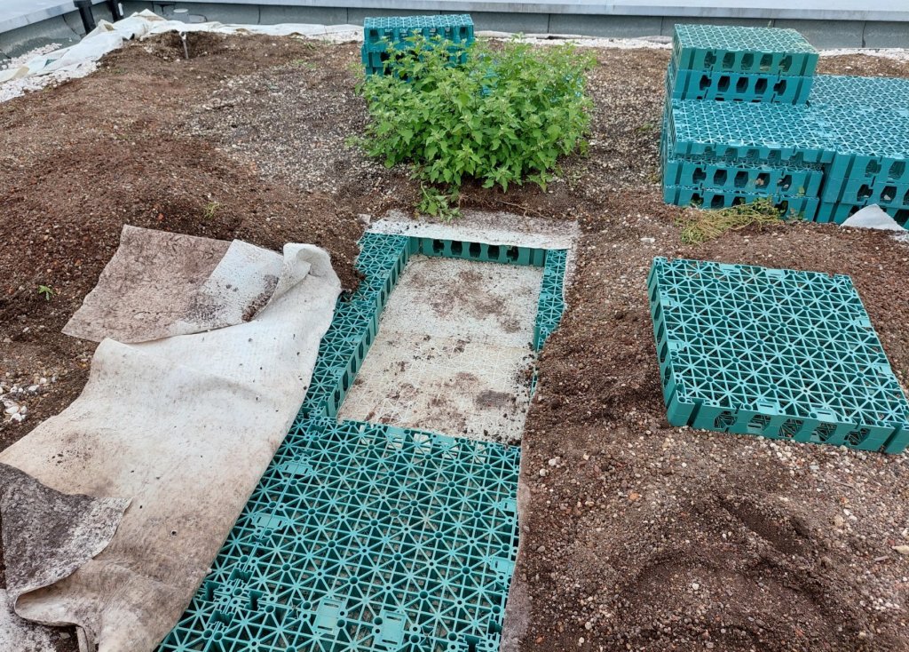 Retentionsdach Schichtaufbau: Abdichtung, Retentionsboxen, Filtervlies, Substrats, Vegetation.